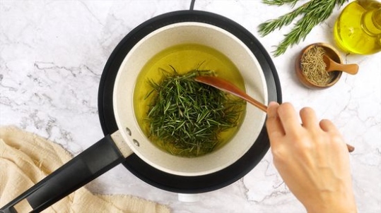 Niche Utama 2  Ways To Make Rosemary Oil - WikiHow